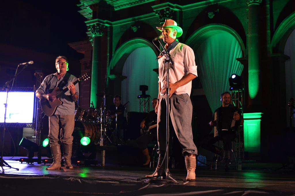 Animação marca show de Oswaldir e Carlos Magrão